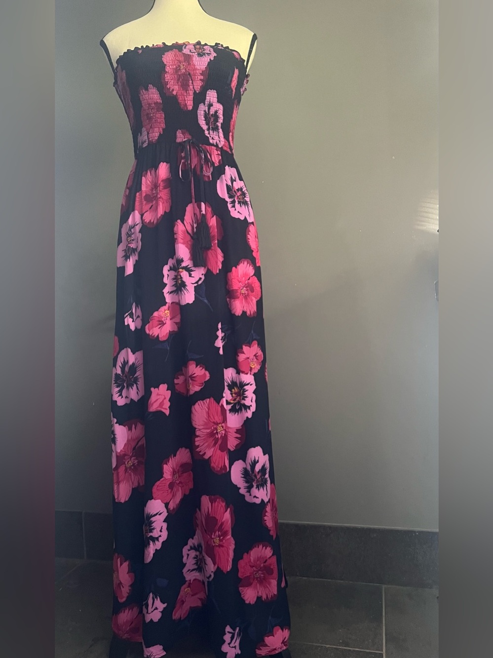 Band of gypsies Maxi Dress in Navy Pink Purple Hibiscus Flowers. Size S. EUC